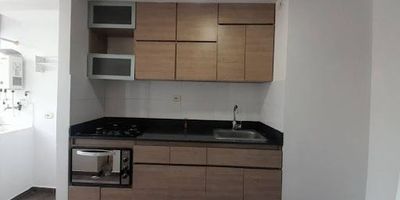 Hermoso apartamento en el sector de sabaneta 85m2, con hermosos acabados, cuenta con 3 amplias habitaciones, 2 baños, 3 closet, amplio balcón , cocina abierta con iluminación natural, este hermoso apartamento es ideal para descansar o compartir en familia, cuenta con parqueadero privado y cuarto útil, en unidad cerrada con portera vigilancia, piscina, salón social, gimnasio, jardín, y juegos infantiles adicional vas a poder contar con cómodas vías de acceso, senderos peatonales, cerca podrás encontrar restaurantes, supermercados, bancos, iglesias, gimnasios, centros comerciales entre otras más. agenda tu visita ahora!!