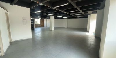 Estás buscando una bodega o un espacio para oficinas, almacenamiento de materia prima, en esta ocasión te presentamos esta bodega segundo piso con muy buena ubicación, excelente iluminación, lo más privilegiado, un ascensor privado solamente son tres niveles totalmente nuevos para estrenar su respectivo baño y cocineta espacios abiertos que te permiten hacer divisiones, si es tu caso o tener estantería de almacenamiento Tienes cerca rutas de transportes, colegios, centros industriales, tiendas de barrio, restaurantes