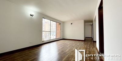 Inmobiliaria renta lindo apartamento cerca a la floresta, consta de tres habitaciones, dos baños, sala comedor, cocina integral, estudio y adicional cuenta con una terraza con buen espacio. Cerca a CC la Floresta, restaurantes, sector comercial, cómodas vías de acceso como la calle 100, cra 68, Av Suba, el conjunto cuenta con gimnasio, parque para niños, salón social, Ideal para su Familia. CONTACTENOS Cod: 42