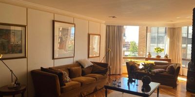 VENDO EXCELENTE APARTAMENTO PARA REMODELAR. BARRIO EL REFUGIO - TRANSVERSAL 4 CON 87 - DUPLEX, EXTERIOR. ÁREA DE 296 MTS2 MAS TERRAZA. EL ASCENSOR LLEGA AL APARTAMENTO, AMPLIO HALL DE ENTRADA, BAÑO SOCIAL, SALA CON CHIMENEA, COMEDOR INDEPENDIENTE CON CHIMENEA, ESTUDIO INDEPENDIENTE. COCINA CERRADA, ALCOBA Y BAÑO DE SERVICIO, TERRAZA Y ZONA DE LAVANDERÍA
SEGUNDO NIVEL: ESTAR DE TELEVISIÓN, ALCOBA PRINCIPAL CON CHIMENEA Y BAÑO PRIVADO, VESTIER: TRES ALCOBAS AMPLIAS Y ALCOBA AUXILIAR.  DOS GARAJES EN LINEA.  TODA LA CARPINTERÍA DEL APARTAMENTO EN MUY ESTADO Y DE MUY BUENA CALIDAD. JEANNETTE/MARGARITA