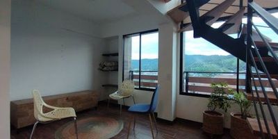 APARTAMENTO DUPLEX PARA ARRENDAR, ubicado en el municipio de El Retiro, sector Bicentenario. Apartamento moderno con hermosos acabados, excelente iluminación y ventilación natural, sus espacios son muy cómodos, amplio balcón con hermosa vista panoramica, zona de ropas independiente y terraza. El conjunto residencial está dotado con espacios muy amigables y amplios, terraza BBQ, jacuzzi y gimnasio.