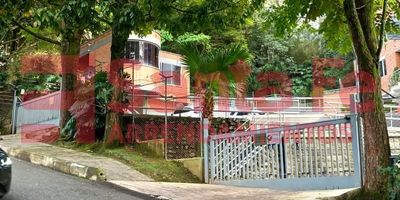 LA PROPIEDAD CUENTA CON RED DE GAS, 1 NIVEL, ASCENSOR, 1 BALCON, SALA, COMEDOR, 3 CLOSET, COCINA INTEGRAL, ESTUFA MIXTA, HORNO ELECTRICO, ALACENAS, EXTRACTOR, PISO EN BALDOSA,  2 BAÑOS CABINADOS EN VIDRIO TEMPLADO, CALENTADOR A GAS, PERSIANAS, BAÑOS CON ESPEJOS Y GABINETES.
INMUEBLE SUJETO A VERIFICACIÓN DE DISPONIBILIDAD.