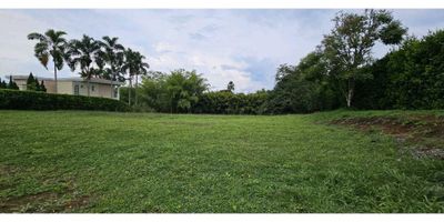 Aqui tienes la oportunidad de construir tu casa campestre. Justo en Malabar: el sector más exclusivo de Cerritos en la Ciudad de Pereira, combinando la exclusividad y seguridad, con la tranquilidad de la naturaleza.

Ubicado dentro de un condominio cerrado, con portería permanente y salón social, planta eléctrica, tanques de reserva de agua y cerca eléctrica perimetral.

Este hermoso y amplio lote, de 3.041 m2, de uso residencial, tiene topografía mixta, un factor fundamental para aprovechar desde el diseño arquitectónico y  optimizar mejor el espacio de acuerdo con tus gustos y requerimientos. 

Está rodeado de naturaleza, lo que le da independencia y privacidad.

El lote tiene disponibilidad de servicios públicos y por norma, puede construirse hasta un 30%.

Es una inversión segura dada la alta valorización de la zona.

Contactános para agendar una visita.

 
