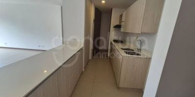 472-8351 Conaltura Inmobiliaria ofrece en arriendo este moderno apartamento de 90 m, ubicado en el exclusivo sector El Poblado, cerca de El Tesoro, Los Balsos, Centro Comercial Santa Fe y La Superior, una zona de alta valorización, excelente conectividad y entorno residencial privilegiado, cuenta con 2 alcobas, 2 baños, 1 clóset, 1 vestier, 1 balcón, sala comedor, cocina integral tipo americano con estufa y calentador a gas, zona de ropas, iluminación LED y puerta de seguridad. Además, dispone de parqueadero cubierto sencillo y cuarto útil la unidad residencial tiene portería y vigilancia, ascensor, salón social, gimnasio, juegos infantiles, piscina para adultos y niños, turco, sauna, cancha de futbol , cancha de squash,  terraza BBQ, parqueadero de visitantes, zonas verdes y vista panorámica, brindando un ambiente moderno y familiar. Su ubicación estratégica te permite disfrutar de un entorno tranquilo, con acceso rápido a centros comerciales, colegios, supermercados y rutas de trans