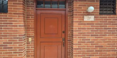 Hermosa y elegante casa familiar en arriendo, ubicada estratégicamente cerca a la Calle 153, garantizando una excelente conexión con vías principales y zonas de interés.
?Propiedad en conjunto residencial con vigilancia  24/7
?4 Habitaciones y 3 Baños completos.
?Comodidad Total: Incluye Cuarto y Baño de Servicio, y zona de lavandería independiente.
?2 Parqueaderos privados y seguros.
?Ubicación Premium: ¡Cerca a la Calle 153! con fácil acceso.Autopista Norte, Centros Comerciales, TransMilenio. 
?Una oportunidad inigualable por su belleza, espacio y ubicación. ¡Contáctenos para agendar su visita! Cod: 5154