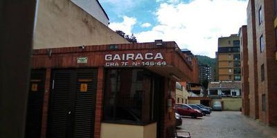 Apartamento  tres alcobas dos con clóset con blackout y persianas sheer,  cocina semi integral estufa y calentadora gas natural, campana extractora ,con lavadero e instalación para la lavadora y tendedero plegable, citófono, sala comedor y estudio blackout y persianas sheer, pisos en cerámica, buena iluminación, quinto piso sin ascensor, cerca de la calle 147, carrera séptima y novena, garaje sencillo descubierto número 33, comercio variado