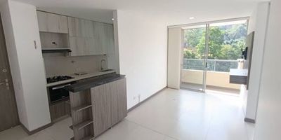 Cuenta con sala comedor , cocina integral , dos baños cabinados , dos alcobas , un closet , vestier s , balcón , zona de ropas , calentador a gas , red de gas , parqueadero cubierto y cuarto util .

La unidad cuenta con: Portería las 24 horas , juegos infantiles , ascensor shut de basuras , salon social , piscina , baño turco , zonas verdes , zona de mascotas y gimnasio .