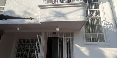 Casa en arriendo 
Cuenta con: 
-sala 
-comedor
-3habitaciones
-3 baños 
-Patio
