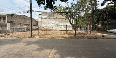 ¡Oportunidad de arriendo en el barrio Santa Mónica!
Se arrienda lote esquinero con una excelente ubicación en una zona altamente comercial, ideal para desarrollar proyectos comerciales como parqueaderos o bodegaje.
El lote cuenta con un área total de 400,15 m², ofreciendo amplio espacio y gran visibilidad gracias a su ubicación estratégica en esquina.
