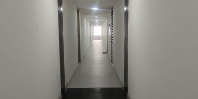 ✨ ¡Tu nuevo hogar te está esperando! ✨
Estrena un moderno apartamento en cajica diseñado para tu comodidad y estilo de vida. Disfruta de dos acogedoras habitaciones, dos baños, cocina tipo americana, sala con piso laminado y una espectacular vista exterior. Cuenta con parqueadero propio cerrado y acceso a todas las comodidades que mereces: piscina, gimnasio, zona BBQ, salón comunal y vigilancia 24 horas para tu tranquilidad. Vive rodeado de confort y naturaleza.Este conjunto residencial ofrece amplias zonas verdes, parque para niños, sala de juegos y parqueaderos de visitantes para tus invitados. Un espacio pensado para disfrutar cada momento, con un ambiente familiar, moderno y seguro. ¡Haz de este apartamento tu nuevo comienzo y vive la experiencia de estrenar hogar con todo lo que siempre soñaste!