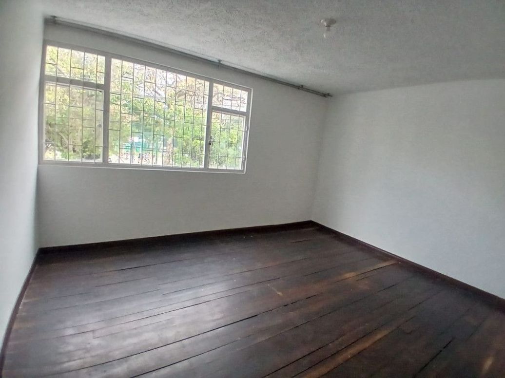 Casa de 7 alcobas en venta en San Joaquín, Bogotá, 663 m² · foto 2 de 13