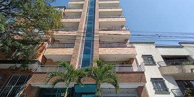 Apartamento en La Castellana, un lugar que combina tranquilidad, comodidad y una excelente ubicacion. Este inmueble se destaca por su buena iluminacion natural, creando espacios calidos y acogedores que invitan al descanso y al disfrute del hogar. Ubicado en un sector residencial tranquilo, al frente de la Universidad Adventista, con ascensor y facil acceso a rutas de transporte, supermercados como D1 y Super Mu, e iglesias cercanas, lo que garantiza comodidad y conveniencia en el dia a dia. Ideal para quienes buscan un lugar practico, funcional y bien ubicado. Perfecto para vivir en familia y disfrutar de un ambiente seguro, con todo lo necesario a pocos pasos. No dejes pasar la oportunidad de hacerlo tu nuevo hogar y comenzar a vivir la vida que deseas en La Castellana!