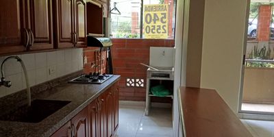Apartamento en arriendo en La Sebastiana, Envigado, Antioquia. Este inmueble de 64 m² construidos cuenta con 3 habitaciones y 2 baños, ofreciendo un espacio funcional. Incluye 1 parqueadero descubierto. Con 15 años de antigüedad, este apartamento en estrato 3 está bien ubicado en el sector. El canon de arriendo es de $2.200.000. Para conocer más detalles o coordinar una visita, puede contactarnos vía WhatsApp, "quiero que me contacten" o "ver teléfonos".