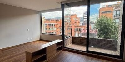 Se arrienda hermoso apartaestudio ubicado en el exclusivo sector de Chicó Norte. Este moderno espacio ofrece una habitación abierta, dos baños (uno principal y otro social), cocina integral tipo americana que se integra perfectamente con la sala y un acogedor balcón ideal para disfrutar de la vista. Cuenta con zona de lavandería independiente, depósito y parqueadero privado. Sus pisos laminados brindan elegancia y confort. El edificio ofrece ascensor, vigilancia 24/7 y una agradable zona BBQ. Su ubicación es inmejorable, con acceso rápido y seguro a la Autopista Norte, cerca de zonas comerciales, restaurantes y vías principales. ¡Un lugar ideal para vivir con estilo, comodidad y excelente ubicación!