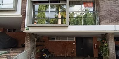  Tu nuevo hogar en Envigado! 
Esta  excelente casa  para ti y  tu familia de 158 m te ofrece un diseno moderno y funcional en dos niveles. En el primer nivel, disfruta de una amplia cocina abierta,  salon comedor acogedor que se integra perfectamente con la zona exterior  , ideal para tus reuniones,  bano auxiliar y  habitacion de servicio.   En el segundo nivel, encontraras un estudio y tres habitaciones, cada una con bano privado, brindandote la privacidad y comodidad que necesitas. Ademas, cuenta con un parqueadero  con capacidad para 2  vehiculos.  
Todo nuestro equipo comercial esta atento a brindarte la mejor asesoria.