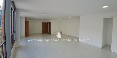 Excelente Oficina en Venta en Chicó.

Ubicación estratégica y excelente iluminación.

Esta oficina de 65.45 m² ubicada en Chicó, Chapinero, ofrece un espacio abierto adaptable a diferentes actividades comerciales. Cuenta con ventanales que garantizan una excelente iluminación natural, una altura de 2 metros, cocineta oculta, dos baños y un parqueadero cubierto.

El edificio se encuentra en una ubicación privilegiada, cerca de TransMilenio Virrey, el Centro Comercial Centro 93 y Ktronix 94, con fácil acceso por la Calle 93, Carrera 15, la NQS y la Autopista Norte. Además, ofrece modernas zonas comunes como ascensor, recepción tipo lobby, vigilancia 24 horas y circuito cerrado de TV.

Si buscas una oficina en un sector comercial y estratégico, esta es una excelente opción. Contáctanos.