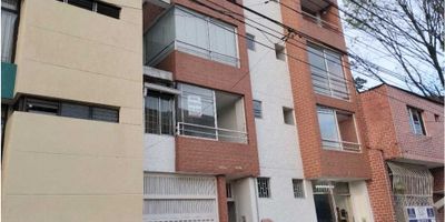 Arriendo apartamento en Medellín sector Belén Fátima, cuenta con un área de 79 M2, 3 alcobas, alcoba principal con baño y clóset, alcobas auxiliares con clósets, cocina equipada, sala-comedor, baño social, zona de ropa, balcón, 1 parqueadero cubierto 

 

El edificio cuenta con una excelente ubicación, a 5 cuadras de la unidad deportiva de Belén, a 3 cuadras de la av 33, cercano a la autopista, al centro comercial Unicentro, universidad UPB, av bolivariana

 

No cuenta con ascensor, segundo piso 
