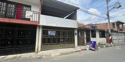 Se Alquila casa de 60mts en Poblado Campestre, de dos plantas, cuatro habitaciones, sala-comedor, terraza, cocina sencilla, patio y garaje doble. Cerca a supermecado Surtimax y sobre vía vehícular a una cuadra de la carrera 38. No esperes mas, contactanos!