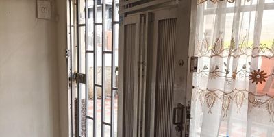 Apartamento venta Bello Santa Ana, comodo y amplio apartamento, 4 alcobas, 1 baño, 2 clóset, cocina sencilla con red de gas, piso en baldosa sencilla y granito con gres, antesala, salón comedor, amplio patio de 50,74 m2, excelente ubicación cerca a el colegio la salle y a el centro comercial fabricato.
También esta en venta el 2do piso por 250.000.000 por si buscan aprovechar el aire para construir.