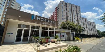 Apartamento en venta en el sexto piso en unas de las exclusivas zonas de la Flora, NORDIKA APARTAMENTOS, torre de sólo 14 unidades, Con un área de 108 m², ofrece una excelente vista
El inmueble cuenta con una distribución funcional: amplia sala comedor con balcón amplio, tres habitaciones cada una con closets, habitación principal con baño privado y balcón, baño de alcobas y baño social, cocina integral, zona de aseo, dos balcones, cortinas de panel instaladas y ventanas con vidrios insonorizados, además de  dos parqueaderos propios en el sótano para mayor confort.
La unidad residencial dispone de portería con vigilancia 24 horas, piscina, dos Jacuzzis, turco y una ubicación estratégica, cerca de centros comerciales como Chipichape, supermercados como Price Mark, colegios, universidades y vías principales lo que garantiza una excelente conectividad y calidad de vida.  Ideal para quienes buscan un hogar en un entorno tranquilo y bien comunicado.

Nota: Inmbuele con INQUILINO y contrato por 12 meses, se vende por inversión