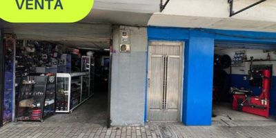 Se vende amplio local ubicado en Rionegro, Antioquia, una de las zonas más prósperas y en crecimiento del país. Este inmueble cuenta con un área total de terreno de 145 M2, ideal para desarrollar diversos proyectos comerciales o de servicios.

El local cuenta con una construcción de 145 M2, distribuidos en un espacio diáfano que se puede adaptar fácilmente a cualquier tipo de negocio. Además, su área privada de 145 M2 permite una mayor comodidad y privacidad para el desarrollo de actividades.

El local cuenta con un baño en excelentes condiciones para el uso de los clientes y empleados. Está provisto de los servicios básicos como agua y electricidad, lo que lo hace completamente funcional e ideal para iniciar tu emprendimiento.

Su ubicación es estratégica, ya que se encuentra en una zona de alto tráfico y con acceso pavimentado, lo que facilita el acceso tanto para los trabajadores como para los clientes. Además, cuenta con la cercanía de centros comerciales, colegios y universidades, lo que garantiza una buena afluencia de público y un entorno propicio para los negocios.

Este inmueble se encuentra en una zona urbana tranquila, rodeada de parques y áreas verdes, ideal para crear un ambiente agradable y acogedor para los clientes. También se encuentra sobre una vía principal, lo que garantiza una mayor visibilidad y exposición de tu negocio.

Otra de las ventajas de este local es la facilidad de acceso al transporte público, lo que permite una mayor comodidad para los clientes y empleados que no cuenten con un medio de transporte propio. Además, su ubicación en una zona comercial garantiza una mayor afluencia de personas y potenciales clientes.

No pierdas la oportunidad de adquirir este increíble local en una de las zonas más prometedoras de Colombia, ideal para iniciar o expandir tu negocio. 

¡No pierdas la oportunidad de hacer de este inmueble tu nuevo hogar!

Contáctanos ahora para conocer más detalles y agendar una visita.

¡Te