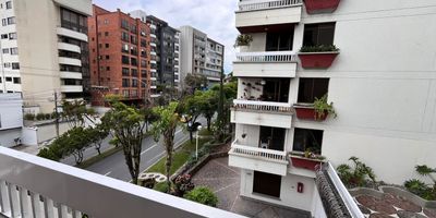 Apartamento en venta en Pinares, con una hermosa vista y un amplio metraje. Este inmueble ofrece la ventaja de estar ubicado en un segundo nivel, pero con una vista equivalente a la de un cuarto piso.

El apartamento cuenta con un área de 138 metros cuadrados y se distribuye de la siguiente manera: cocina remodelada, sala comedor, balcón, baño social, dos alcobas auxiliares y alcoba principal con baño privado y balcón.

Incluye un parqueadero privado. La administración de la propiedad horizontal tiene un valor de 738.000 pesos. El edificio no cuenta con ascensor, pero al estar en un segundo nivel resulta muy cómodo y accesible.

Precio de venta: 440.000.000 pesos.

Una excelente opción para quienes buscan amplitud, ubicación y confort en uno de los sectores más exclusivos de Pereira.