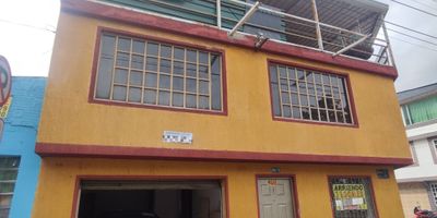 Local comercial en arriendo ubicado en el barrio La Florida, Engativá. Cuenta con entrada independiente con reja, baño privado, una toma de agua y un desagüe. Ideal para bodegas o negocios de bajo impacto. Ubicado cerca de la Avenida Ciudad de Cali, el Colegio Mayanes, el CAI La Florida y el parque principal del sector. Servicios con contador interno de luz y agua compartida proporcional. Canon de $1.000.000 mensuales.