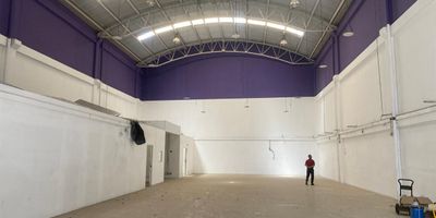 Oportunidad unica para negocio en Guarne, Antioquia! Bodega ubicada en la plaza de mercado, con ubicacion estrategica para comercio y distribucion.

Caracteristicas:
- Area de 424 metros cuadrados
- Ubicado en la plaza de mercado de Guarne, con alto trafico de personas
- Puerta persiana grande para facil acceso y carga/descarga
- Ideal para supermercado, comercio o servicios
- Bateria de banos para empleados
- Cocineta para comodidad
- Divisiones para almacenamiento y organizacion de mercancia

Una excelente opcion para hacer crecer tu negocio en un lugar con gran afluencia de publico! Quieres conocer mas sobre esta propiedad? Contactanos!