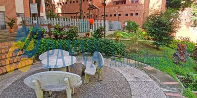 Apartamento para arriendo cerca a Glorieta de la 80 con la 33 y en unidad cerrada con fácil acceso a vías principales. Cuenta con 3 alcobas amplias con su closet, alcoba adicional de servicios con baño, cocina integral, salón comedor amplio e iluminado, 3 baños (Incluyendo el baño de servicios)... La unidad cuenta con zonas verdes y zona de juegos.