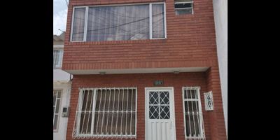 ? Se vende casa, ubicada en el barrio Carimagua (4,52 m por 20 m de fondo), al sur-occidente de Bogotá, doble entrada, parqueadero para dos vehículos y opción de ampliación. La zona cuenta con excelente conectividad gracias a su proximidad a la Avenida Boyacá, rutas de transporte público como las estaciones de SITP que sirven el sector, paradas cercanas en la Calle 38 Sur-Kr. 72 y a pocas cuadras se encuentra el Colegio Distrital Alfonso López Pumarejo
? Como plan ecosostenible en familia, se puede visitar el Parque Lucerna, cercano al barrio Carimagua, un espacio con amplias zonas verdes ideales para caminar, andar en bicicleta y disfrutar de la naturaleza promoviendo hábitos sostenibles.


? Consta de 98m2 construidos, distribuidos de la siguiente manera:
Primer piso: Sala-comedor, cocina integral de espacio abierto, baño social, depósito, zona de ropas y garaje.
Segundo piso: Tres habitaciones (habitación principal con baño privado).
La propiedad tiene doble entrada, parqueadero para dos vehículos y posibilidad de ampliación, lo que la hace ideal tanto como vivienda familiar como inversión.
? Valor de venta: $390.000.000 negociables.
? Informes: 3134462471
