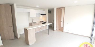 Código: 5882. 4° Piso en edificacion de 28 pisos. Acceso al inmueble: Directo a la via, sendero peatonal y ascensor. Alcobas con puertas, baños cabinados, cubierta y extractor. Parqueadero para carro y cuarto útil.