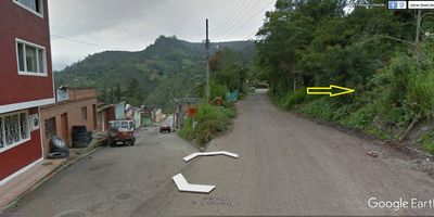 Lote urbano de 1.550 M2 a 150 metros de la iglesia, mayor parte inclinado, sobre vía principal pavimentada. 