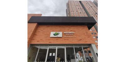 ?️ Se vende apartamento, ubicado en el Conjunto Residencial Reserva 20 de Julio, en la localidad san cristobal, al suroriente de Bogotá.
El conjunto se encuentra cerca de la Avenida Primero de Mayo, a una cuadra de la zona comercial del barrio 20 de Julio y muy cerca de la Iglesia del 20 de Julio, con excelente conectividad y acceso por la Avenida Caracas y la Carrera Décima, lo que permite desplazarse fácilmente hacia el centro y otros sectores de la ciudad.
? La zona ofrece planes ecosostenibles ideales para disfrutar al aire libre, como caminar por el Parque Metropolitano Bosque de San Carlos, visitar el Parque del 20 de Julio o recorrer los senderos verdes que rodean el sector, espacios perfectos para ejercitarse, relajarse y compartir en familia en un ambiente natural dentro de la ciudad.
? El apartamento está ubicado en el piso 19, con vista exterior y un área construida de 45 m², distribuidos en dos habitaciones, sala comedor, cocina semi-integral y zona de ropas.
✨ El conjunto ofrece parqueadero comunal y acceso a diversas zonas comunes que brindan comodidad y seguridad.
? Valor de venta: $225.000.000 (negociables).
? Informes: 3134462471
