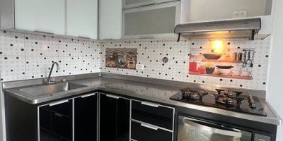 Amplio apartamento en excelente estado y con brillante iluminación, que abarca un área de 55 m². Situado en la tranquila zona de Robles del Sur, Itagüí (Antioquia), este inmueble ofrece espacios confortables y accesibilidad a una variedad de servicios que benefician a todos sus residentes. Se encuentra cerca de tiendas locales y del centro de diagnóstico, lo que añade comodidad a su ubicación.
Cuenta con 2 alcobas,1 closet,1 baño cabinado, sala comedor, cocina integral mixta,red de gas, balcón, zona de ropas.SERVICIOS INCLUIDOS.
Comunícate al 3104289911 para brindarte una mejor asesoría.