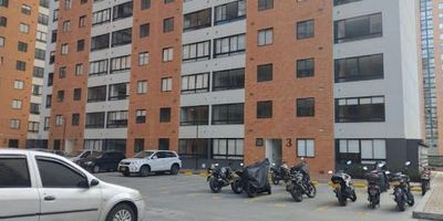 Apartamento en arriendo en Ciudad La Salle de 41 m. Dispone de sala-comedor, dos alcobas con closet, tres cortinas, cocina integral con estufa a gas, un baño, calentador a gas, zona de ropas y excelente vista panorámica. Ubicado en un piso 16, el conjunto ofrece ascensor, vigilancia, cancha deportiva, zona infantil y parqueadero comunal. Disfruta de una ubicación estratégica con conexión a la Calle 170, Autopista Norte, Carrera Séptima y las ampliaciones de la Carrera 15 y Carrera Novena. Canon mas administracion. Para más información comuníquese con el ejecutiva comercial Claudia Garcia al celular yo whatsapp 3150859914 o al correo claudia.garciainmobiliariasaliadas.com