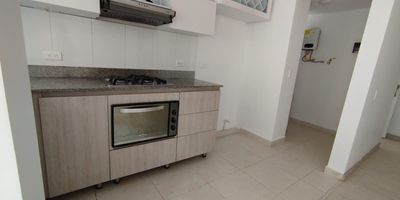 Apartamento en arriendo en el sector de Madera, Bello, con espacios modernos, amplios y muy bien iluminados para disfrutar de la mejor comodidad. Cuenta con 3 habitaciones (una de ellas con vestier), 2 banos, 3 closets, sala-comedor, cocina integral con red de gas, zona de ropas, balcon y parqueadero privado. La unidad residencial ofrece completas zonas comunes: piscina, gimnasio, auditorio, salon social, sauna, turco, juegos infantiles, chute de basuras, parqueadero de visitantes, zonas verdes y porteria 24 horas con vigilancia privada para tu tranquilidad. Su ubicacion estrategica cerca de la estacion del Metro Madera, la Universidad UNIMINUTO y la via vieja a Machado garantiza facil acceso y excelente conectividad.