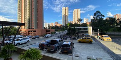 Se arrienda acogedor apartamento con 115 m ubicado en el sector lagos de la doctora en Sabaneta, una zona residencial tranquila y con excelente conectividad. El inmueble se destaca por sus amplios y luminosos espacios, que ofrecen comodidad y funcionalidad para toda la familia. Cuenta con 3 habitaciones, 1 estar, 2 banos, 2 closets, 1 vestier, sala-comedor, cocina integral con barra americana, zona de ropas con calentador a gas natural, 1 terraza, 1 parqueadero y  1 cuarto util. La unidad residencial ofrece zonas comunes ideales para disfrutar en familia: gimnasio, juegos infantiles, piscina, salon social, turco, porteria las 24 horas, zonas verdes y chute de basura. Su ubicacion es estrategica, con cercania a la Fundacion Universitaria CEIPA y a Tiendas Ara Mall Zona Sur Sabaneta, ademas de contar con facil acceso al transporte publico y a vias principales.