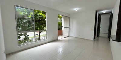 Apartamento en venta en Bochalema zona sur de Cali, ubicado en un segundo piso sin ascensor.  cuenta con 58M2, sala - comedor, Balcón con vista externa, cocina integral, zona de oficios, 3 Habitaciones, 2 baños y parqueadero comunitario. el cuenta con zonas sociales como piscina, cancha sintética, terraza social, salón social y zona infantil.