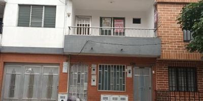 .Aquí te presento una descripción publicitaria llamativa e innovadora para arrendar la casa ubicada en Itagüí, barrio Santa María ¿Buscas una casa espaciosa y acogedora para llamar tu hogar? ¡Descubre esta joya oculta en el corazón de Itagüí! Esta impresionante propiedad de 80 m² te cautivará desde el primer momento. Segundo piso Con 3 amplias alcobas, 2 cómodos baños y 3 prácticos closets, esta casa te brindará todo el espacio que necesitas para vivir cómodamente. Pero eso no es todo, la cocina integral y la luminosa sala-comedor te permitirán disfrutar de momentos memorables con familiares y amigos. Imagina preparar deliciosos platillos en tu moderna cocina y compartirlos en la comodidad de tu hogar.  Ubicada en el tranquilo barrio de Santa María, esta propiedad te ofrece la oportunidad de vivir en una zona residencial privilegiada, con fácil acceso a tiendas, restaurantes y transporte público.¿Estás listo para hacer de esta casa tu nuevo hogar? ¡No dejes pasar esta oportunidad única