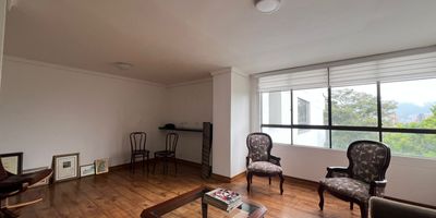 Apartamento en arriendo en unidad cerrada sector residencial cerca a centros comerciales, supermercados, canchas, clínicas, transporte público y servicios complementarios del sector. Piso en madera, sala comedor, estudio, 3 alcobas con vestier y baño en la principal, baño social, para un total de 3 baños, cocina integral cerrada tipo americano, alcoba y baño de servicio, zona de ropas, balcón, útil y parqueaderos paralelos cubierto  Conjunto cerrado con ascensor, parques infantiles, zonas verdes, vigilancia y portería 24 horas y circuito cerrado de TV.inmuebles sujetos a verificacion de disponibilidad