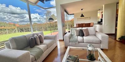Codigo 19453. Vive entre montañas, comodidad y tranquilidad en esta espectacular casa campestre ubicada en uno de los condominios más exclusivos de La Calera, a solo 40 minutos de Bogotá. Una propiedad que combina elegancia, amplitud y un entorno natural incomparable. Cuenta con tres habitaciones, todas con baño privado, estudio, baño social, amplia sala comedor integrada con cocina moderna, cuarto y baño de servicio, además de un patio de ropas funcional. Disfruta de la terraza privada en la habitación principal con una vista impresionante y una segunda terraza ideal para compartir en familia rodeada de un hermoso jardín. Incluye cuatro parqueaderos.Una casa única para quienes buscan exclusividad, bienestar y conexión con la naturaleza.