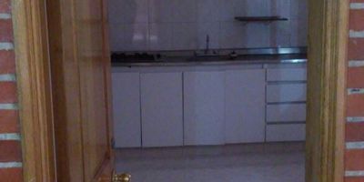 Apartaestudio con salon comedor, cocina integral y baño completo. Muy bien ubicado, con servicio de porteria.