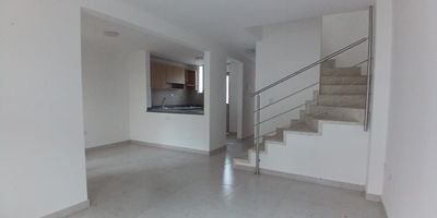 Casa en Venta en unidad cerrada en Galicia cerca a supermercados de cadena, rutas de transporte publico y servicios complementarios de la zona. Cuenta con tres niveles, salacomedor, pisos en ceramica, estudio, cuatro habitaciones y cuatro baños, hall de alcobas, cocina integral mesón en granito, estufa y calentador a gas, zona de ropas. La unidad cuenta con  piscina, gimnasio, salón comunal, parques infantiles, cancha polideportiva y un parqueadero descubierto. con vigilancia y portería las 24 Horas. Inmuebles sujetos a verificación de disponibilidad