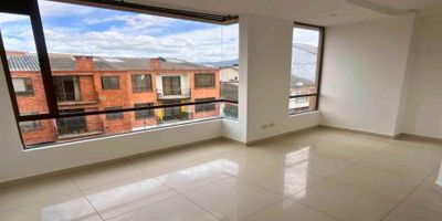 Codigo 19454. Acogedor apartaestudio ubicado en un tercer piso, a pocos pasos del parque principal de Chía. Su excelente ubicación te permite disfrutar de la comodidad de tener todo cerca: comercio, transporte y zonas de esparcimiento. El espacio cuenta con una distribución funcional que integra sala, comedor, cocina y zona de lavandería, ideal para quienes buscan practicidad y un ambiente tranquilo en el corazón del municipio. Edificio sin ascensor.