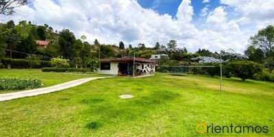 Hermosa Finca disponible para arriendo, en el Municipio de Guarne en la Vereda San José, ubicación estratégica a 10 minutos del Aeropuerto José María Córdoba, cuenta con un área de 2300mts con terreno totalmente plano, de los cuales 180mts son construidos y adicionalmente cuenta con una habitación auxiliar de 20mts. La Finca cuenta 3 habitaciones, 2 baños completos y 1 baño social, cocina integral con despensa, sala comedor, un hermoso patio interno, zona de ropas y jardín con amplias zonas verdes, ingreso con portón eléctrico con parqueadero para 4 carros de los cuales 2 son cubiertos. Sector seguro y tranquilo. Ideal para vivir!