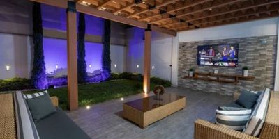 Se Vende Casa Remodelada – Estilo Moderno | 388 m² Construidos | Lote 12 x 28 | Estrato 5

Esta espectacular propiedad, completamente remodelada hace 7 años, combina diseño contemporáneo, amplitud y confort en cada uno de sus espacios. Su arquitectura y distribución han sido pensadas para brindar bienestar, elegancia y funcionalidad.

Características Generales:


 
 Área del lote: 12 x 28
 
 
 Área construida: 388 m²
 
 
 Estrato: 5
 
 
 Garaje cubierto para 2 vehículos internos + espacio para 2 externos
 
 
 Dos accesos: ingreso por sala y acceso independiente por garaje
 


Primer Piso:


 
 Acogedor recibidor
 
 
 Sala de estar amplia
 
 
 Comedor espacioso
 
 
 Zona de TV con vista a jardín interno con muros llorones
 
 
 Moderna cocina integral con barra en mármol, ideal para amantes de la gastronomía
 
 
 Bodega
 
 
 Zona de oficios independiente
 
 
 Habitación de servicio con baño privado
 
 
 Sistema de calentador central que abastece habitaciones, baños, cocina y zona de lavado
 


Segundo Piso:

Espacio diseñado para la tranquilidad, la privacidad y el descanso:


 
 Estar privado de TV
 
 
 Recibidor iluminado
 
 
 4 habitaciones, todas con:

 
  
  Aire acondicionado
  
  
  Blackouts
  
  
  Muebles de TV empotrados
  
 
 
 
 Habitación principal con vestier y baño privado
 
 
 Habitaciones auxiliares con salida a amplio balcón con vista exterior
 


Confort & Tecnología:


 
 Tomas inteligentes en el 90% de la casa
 
 
 Fachada totalmente renovada con estilo moderno
 
 
 Portones manuales
 


Ubicación Estratégica:

Zona residencial tranquila, de alta valorización, con excelentes vías de acceso y cercanía a:


 
 Centros comerciales
 
 
 Colegios
 
 
 Parques
 
 
 Vías principales
 


Un espacio para vivir con estilo, comodidad y una calidad de vida superior.

¡Agenda tu visita hoy mismo y enamórate de esta propiedad única!
Contáctanos para más información.
