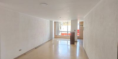 Este apartamento en arriendo, ubicado en el corazón de La Castellana, te ofrece comodidad, buena iluminación y una ubicación inmejorable. Estarás a pasos del Mercado La Vaquita, la Iglesia de Santa Gema, la Avenida 33, la Universidad Adventista y la Avenida 80, con supermercados, cafés y todo lo que necesitas a pocos minutos.Es un piso 3 sin ascensor, pero su amplitud y excelente distribución compensan con creces. La sala comedor es luminosa gracias a su gran ventanal, la cocina integral con barra estilo americano se integra perfectamente al espacio social, y la zona de ropas es independiente. Cuenta además con dos alcobas con clóset, una de ellas con baño privado, y un baño social adicional.Una excelente opción para quienes buscan vivir en un sector tranquilo, residencial y con todo a la mano.Contáctanos en Raskcielos Inmobiliaria y agenda tu visita.