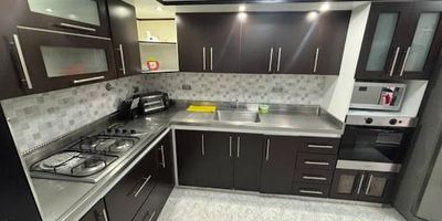  Casa en arriendo – Amplia, moderna y con excelente ubicación (142 m²)

Disfruta de la comodidad y el estilo en esta espectacular casa de 142 metros cuadrados, ubicada en una unidad cerrada exclusiva que ofrece seguridad, tranquilidad y completas zonas comunes. Un hogar ideal para familias que buscan amplitud y confort en un entorno privilegiado.

 Características principales:

Área: 142 m²

3 alcobas con closets amplios y excelente iluminación

3 baños modernos y funcionales

Cocina integral con acabados de alta calidad

Sala-comedor amplia con acceso directo a la terraza

Terraza privada, perfecta para disfrutar momentos al aire libre

Parqueadero privado

Zona de ropas independiente

 Unidad cerrada con:

Portería y vigilancia 24 horas

Piscina, gimnasio, salón social y zonas verdes

Juegos infantiles y parqueaderos de visitantes

 Canon de arrendamiento: $6.500.000

 Ubicación estratégica, cerca de centros comerciales, colegios, supermercados y principales vías de acceso.