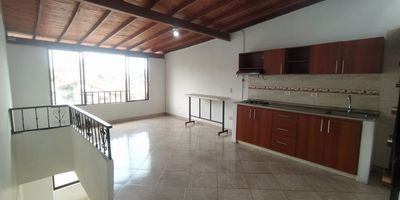 Apartamento Duplex en arriendo  Santa Monica, Medellin (160 m)

Amplio y luminoso apartamento duplex en el sector de Santa Monica, donde podras disfrutar de espacios comodos, modernos y llenos de confort. Este inmueble cuenta con 3 habitaciones, 2 banos, 3 closets, sala-comedor, cocina semi integral, red de gas, barra americana, zona de ropas y un acogedor mezanine que anade un toque especial al ambiente.

Su ubicacion es estrategica, con cercania al Parque de los Sentidos, Portal Santa Catalina, locales comerciales y vias principales, ademas de ofrecer facil acceso al transporte publico y rutas integradas, garantizando comodidad y conectividad en tu dia a dia.