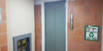 Apartamento ubicado en la zona de Chicala - Bosa, en unidad residencial completa con  torres de 17 pisos cada una con apartamentos por piso. El apartamento se encuentra en el piso 9. En el podras disfrutar espacios comodos, amplios y luminosos. Cuenta con una excelente ubicacion de facil acceso a la Avenida Carrera 86, cerca al Parque Chicala, Estacion de Servicio Biomax, Colegio Colsubsidio de Chicala,  permitiendote
estar cerca de todo lo que necesitas.